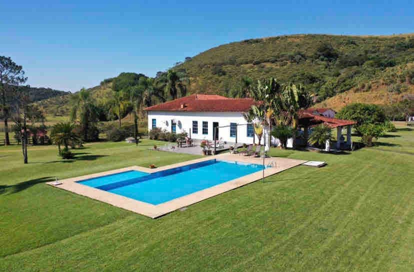 位于Vale Paraíba农场农场宽敞房子，带游泳池的农场宽敞房子