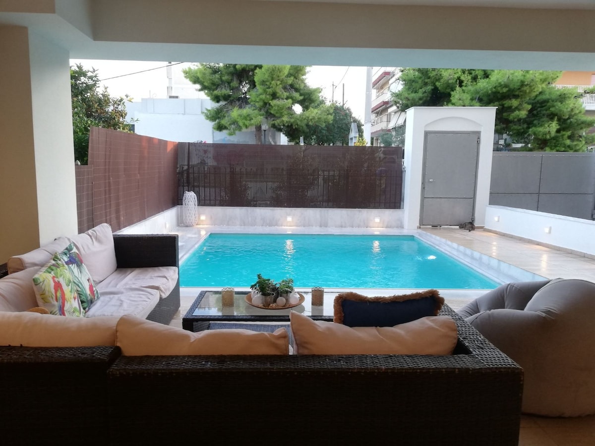 带泳池的现代舒适单间公寓