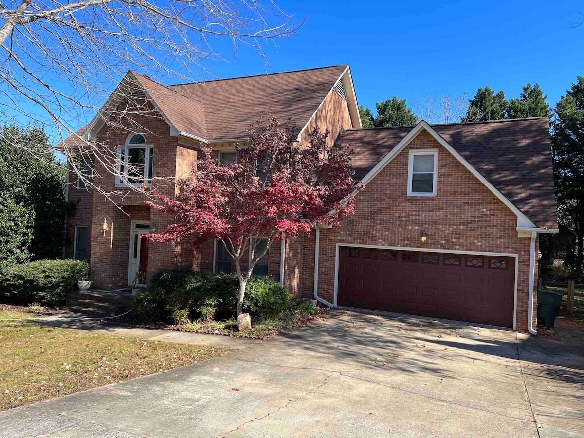 Beautiful executive in Gastonia, close to uptown