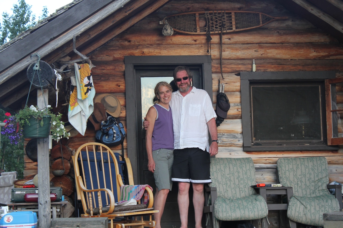Opheim Lakeshore Romantic Offrid Cabin
