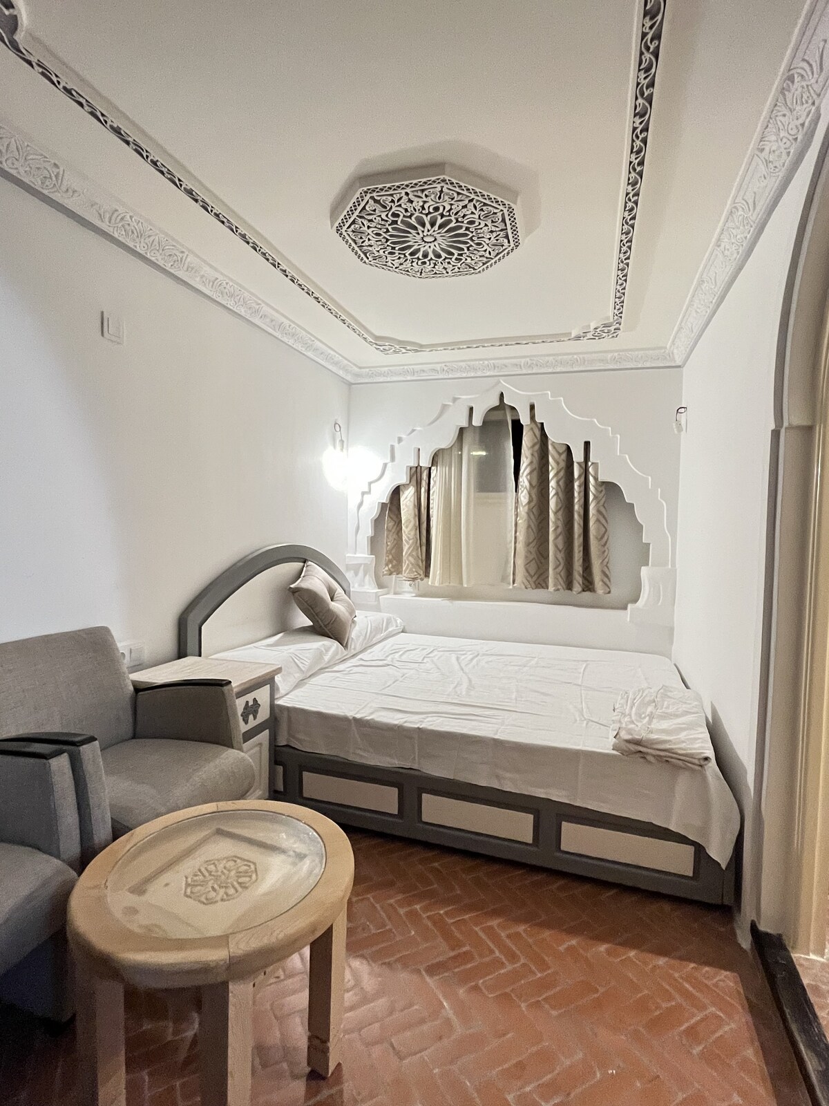 Almería标准双人床房。独立卫生间。