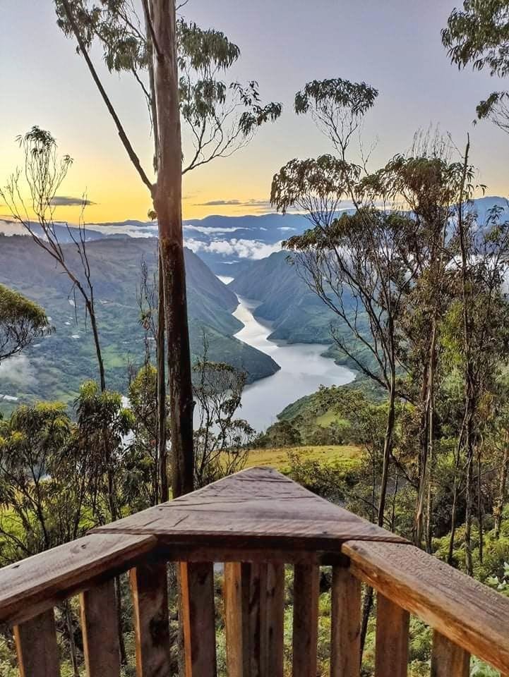 Cabaña en el árbol con vista al Embalse