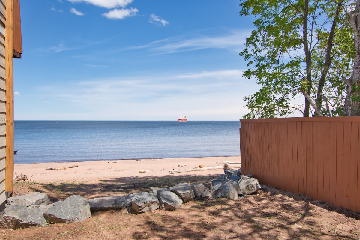苏必利尔湖海滩别墅（ Lake Superior Beach ） -距离运河公园（ Canal Park ） 40英里