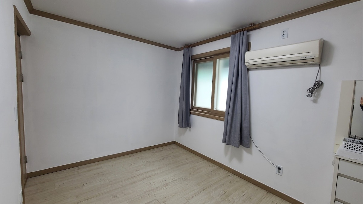 一栋三层建筑中的一栋房子，可欣赏Sampo海景/Love/25 pyeong ，位于一栋三层建筑内，独立使用/3间客房，厕所+ 3个淋浴间