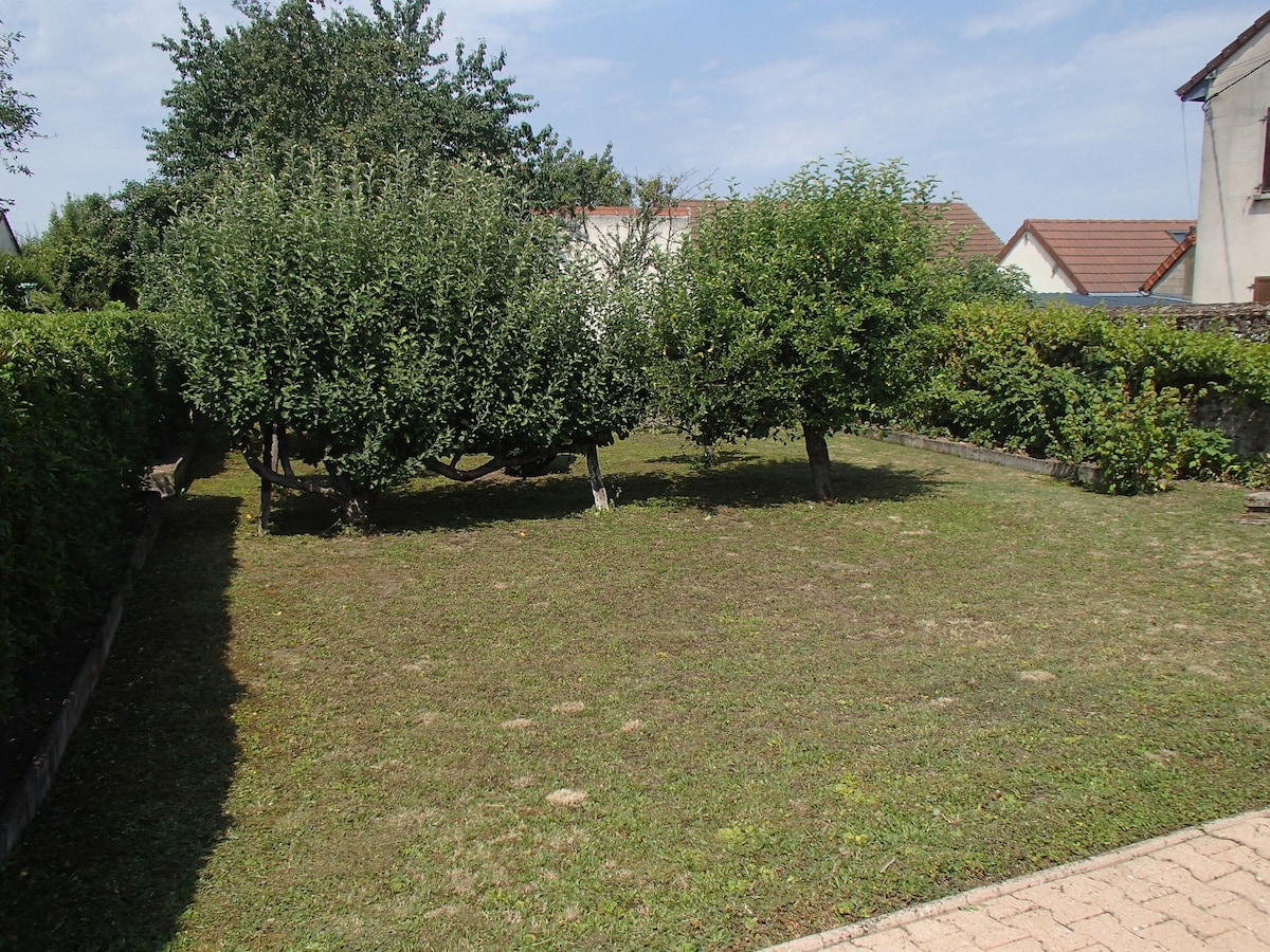 Petite maison au calme avec grand jardin,