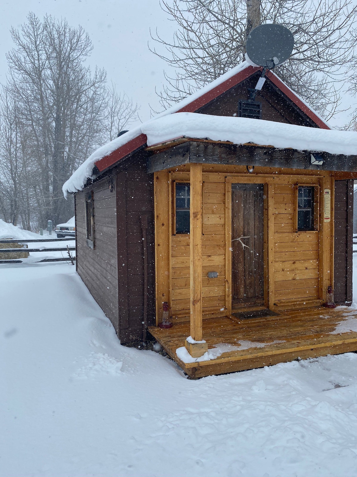 1865年历史悠久的小木屋，带热水浴缸。 靠近红色小屋！