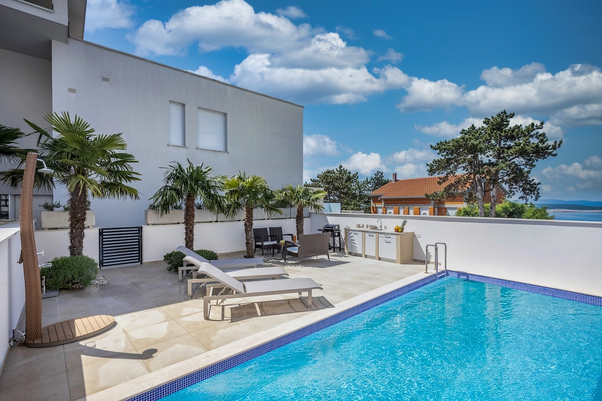 Luxurious apartment with its own swimming pool