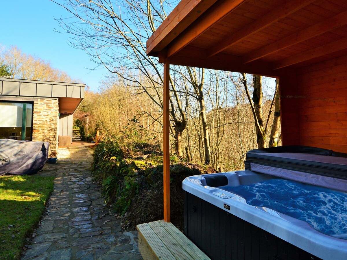 森林中的Cornish Eco房源，配备按摩浴缸。