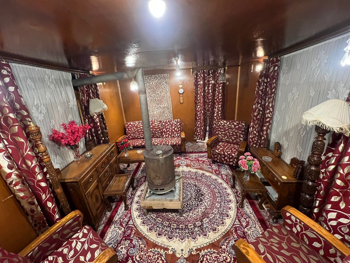 Room in House Boat | Dal Lake