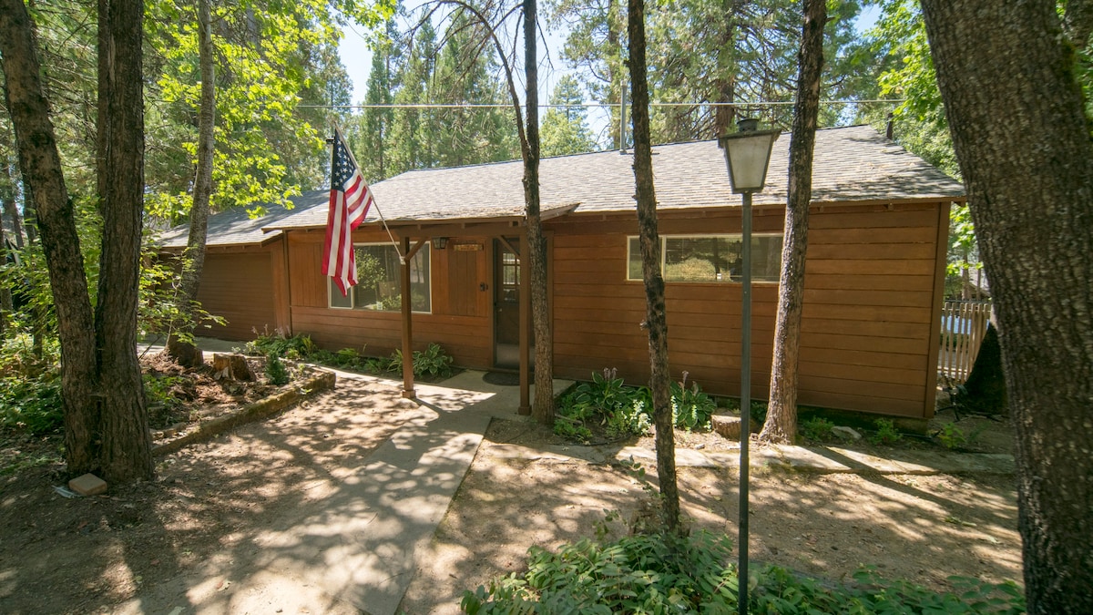 Bass Lake / Yosemite Rustic Cabin on Falls Beach