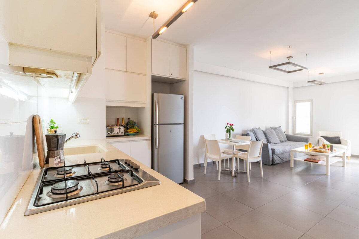 Bright and Charming 1BR Apt w Pool in Herzliya