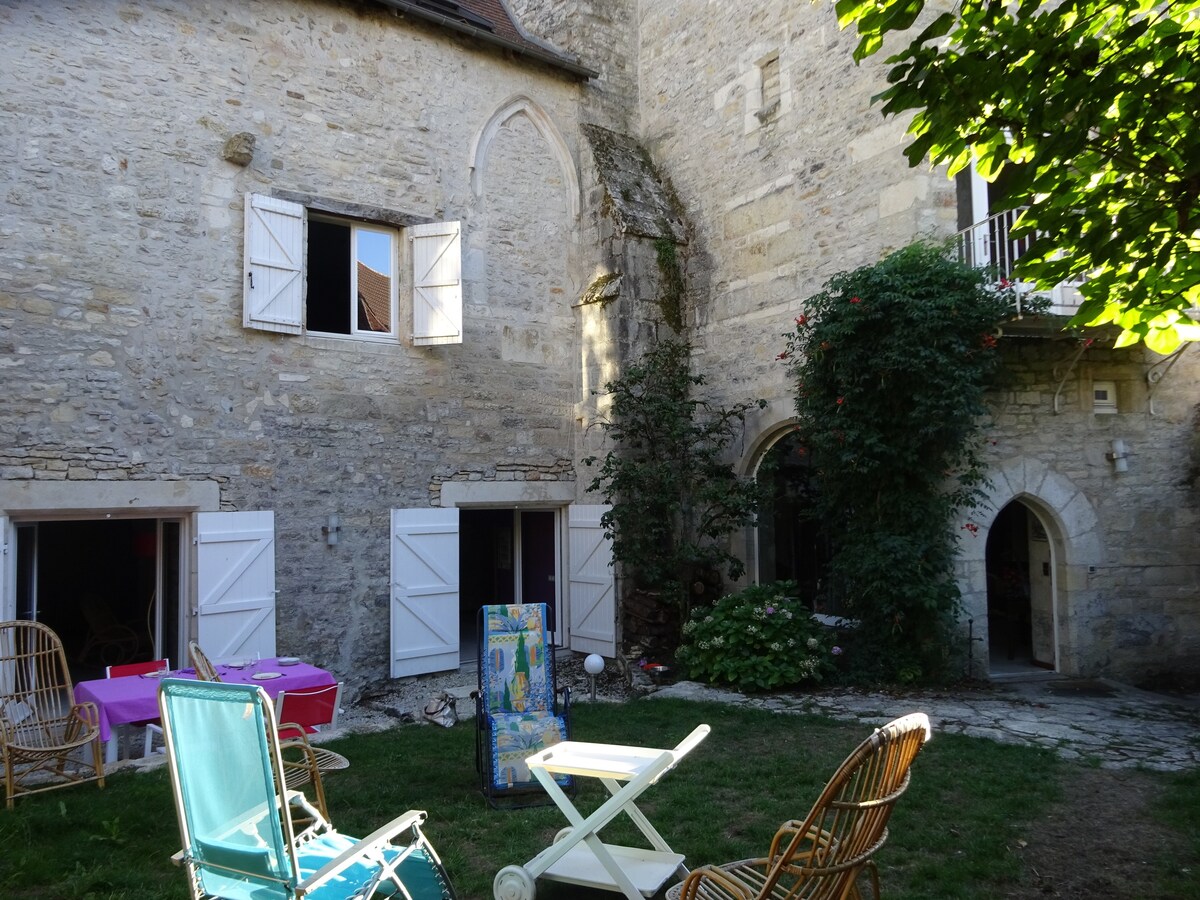 XVème house in the heart of the medieval village