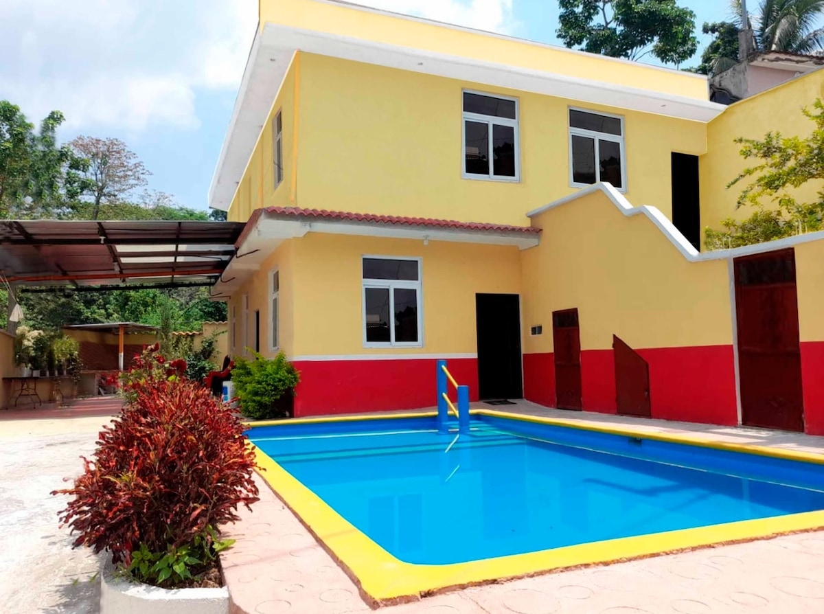 Casa vacacional, dormitorios con A/C y piscina.