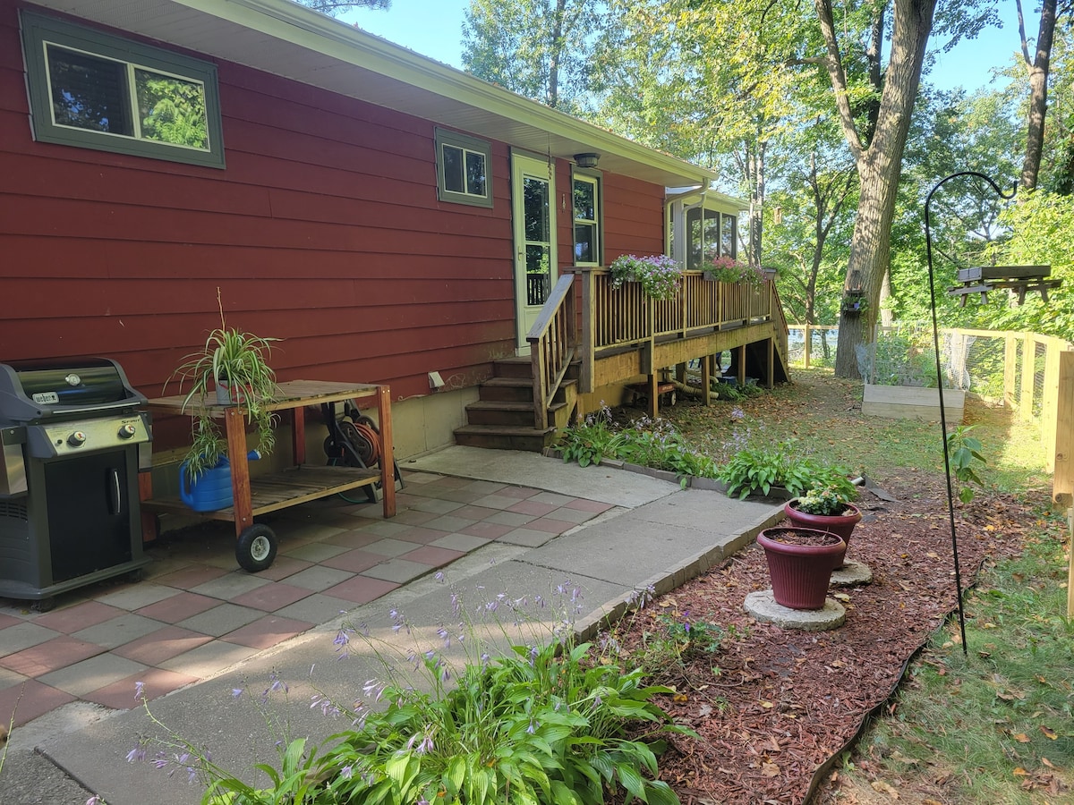 Lakefront Cabin in the Woods (fully fenced yard)