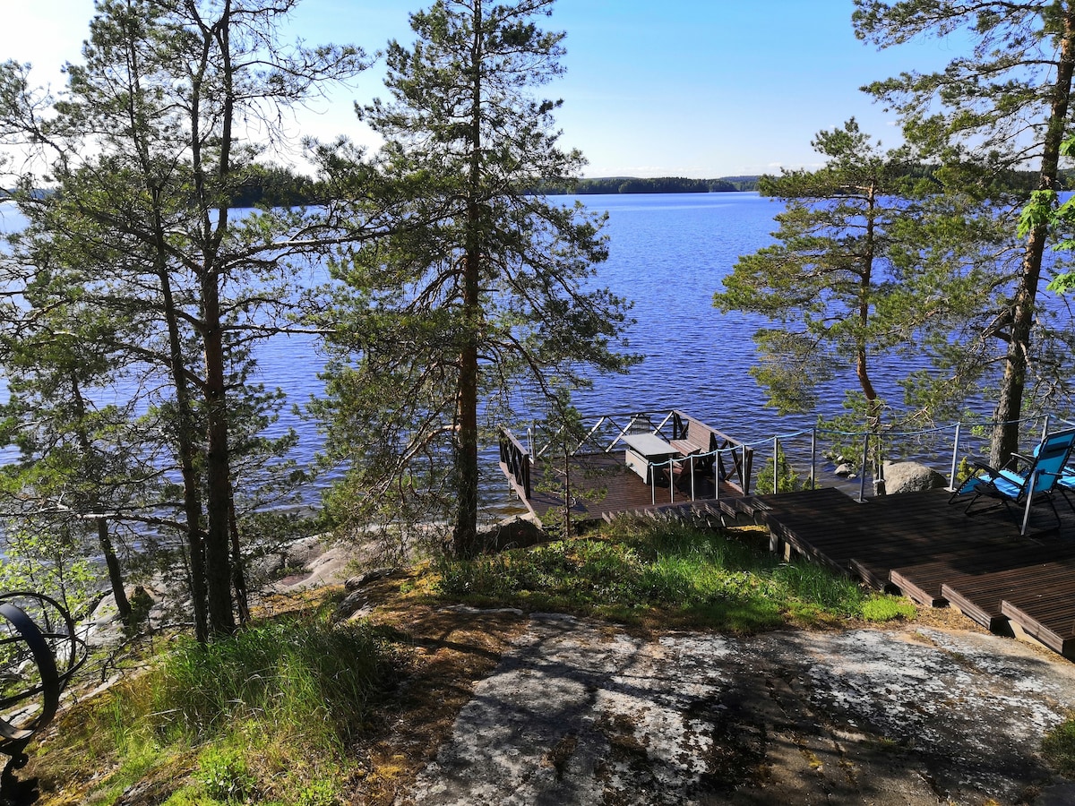 夏季小屋-壮丽的湖泊景观。可欣赏美景的小屋