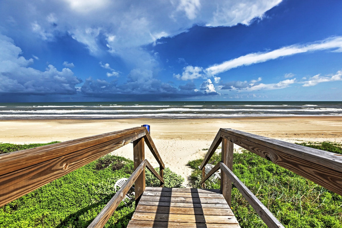 Surfside Beach House ，带海景，距离海岸仅几步之遥！