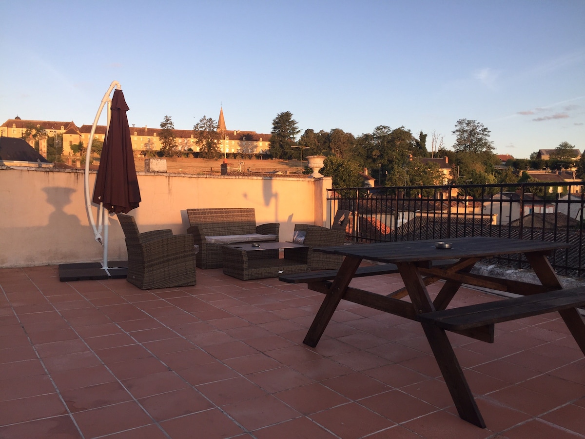 2 bedroom, fantastic roof terrace! Town centre!