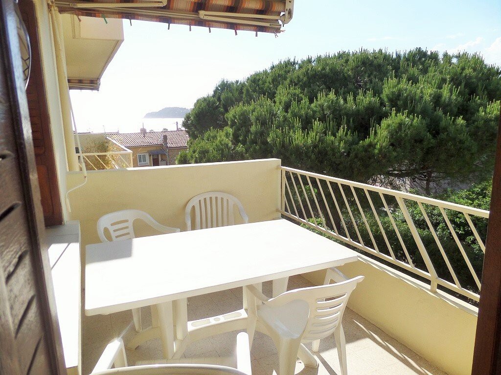 Sea view, 2 balconys, 80 m² , 2 bedrooms,150 m of beach