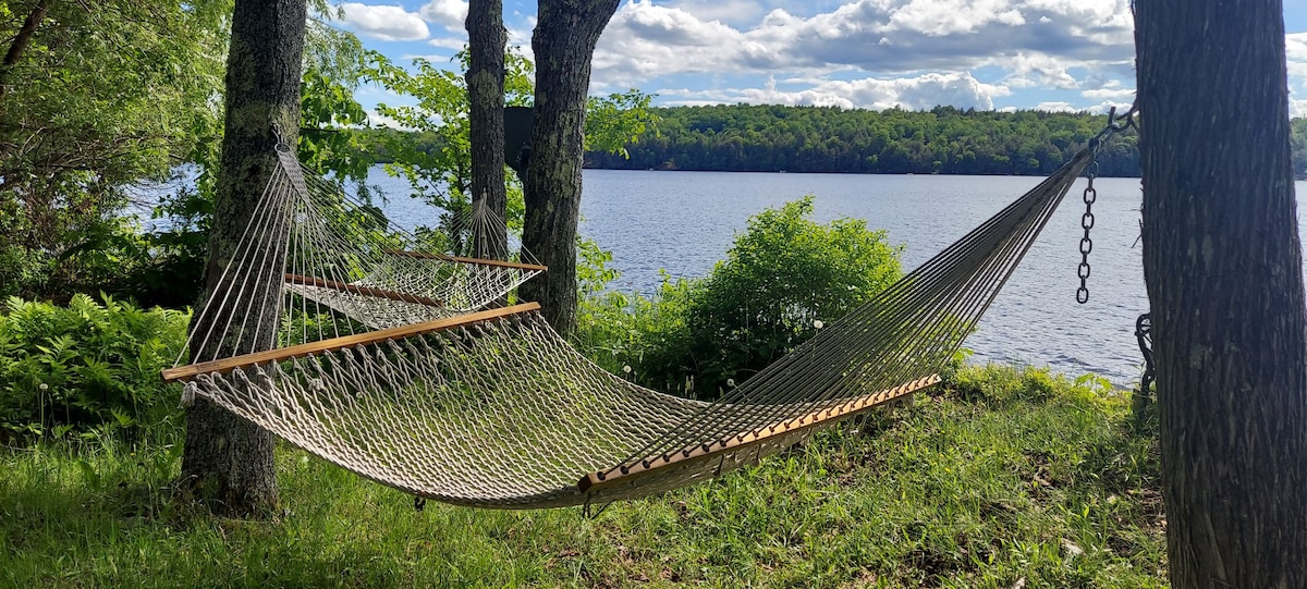 Cozy Cabin on the Water in Central Maine with WiFi