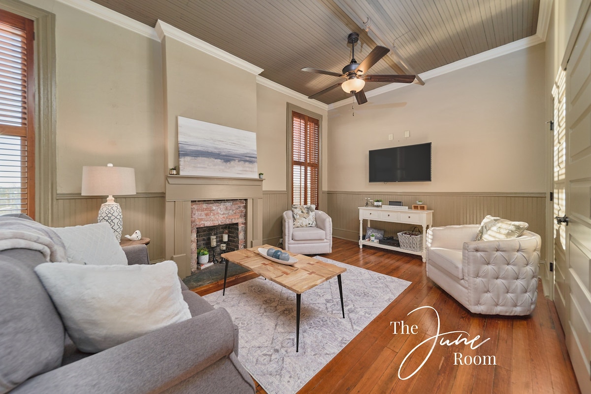 The "June Room" Restored Historic Downtown Apt