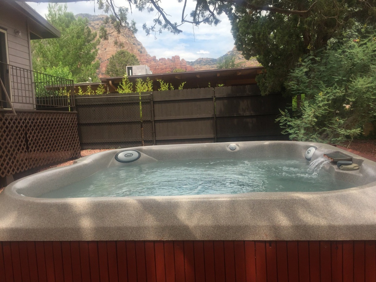 塞多纳红岩屋和热水浴缸