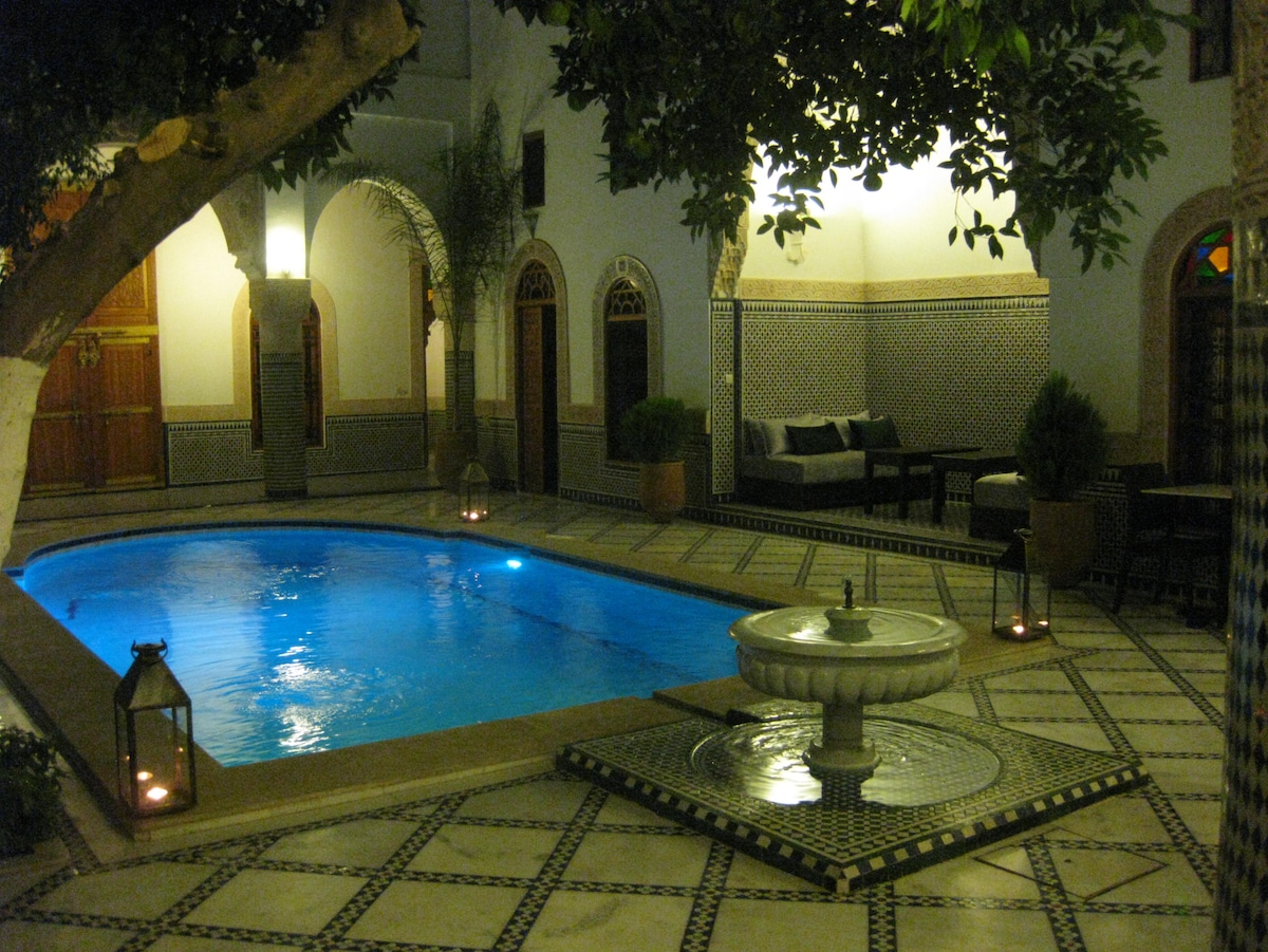 Riad traditionnel dans la médina: chambre quadruple