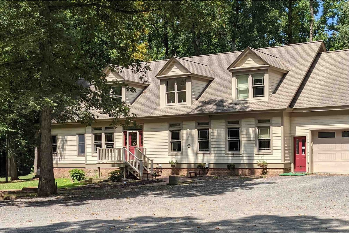 Wooded Retreat Near DE Turf