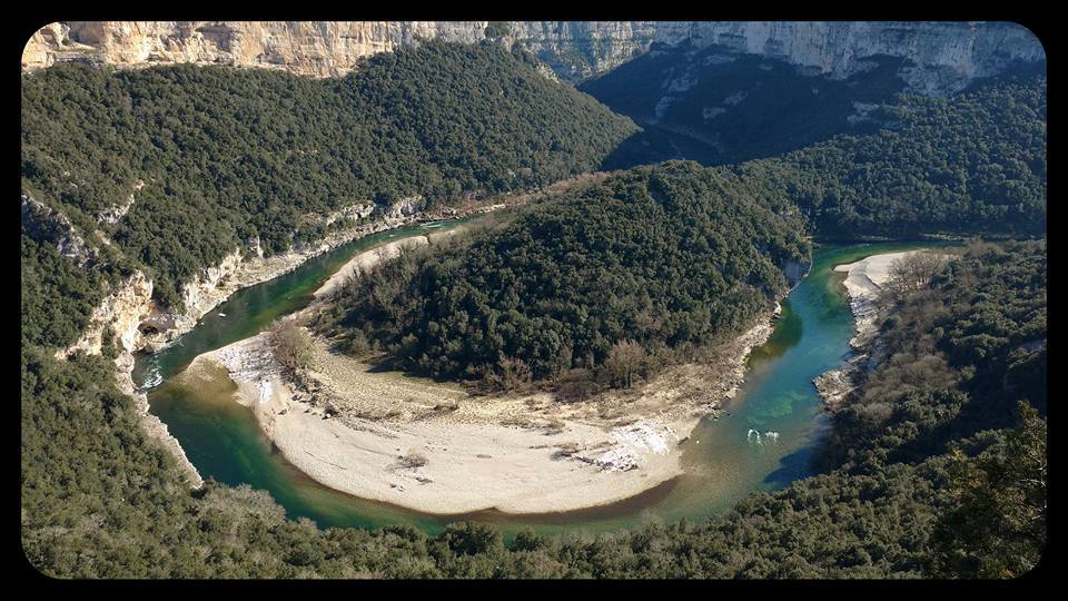 位于阿尔代什峡谷（ Gorges de l 'Ardèche ）脚下的漂亮大篷车