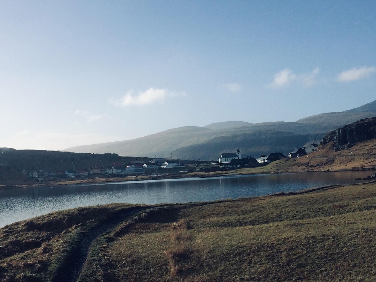 位于Eiði的现代房屋，附近有很多景点
