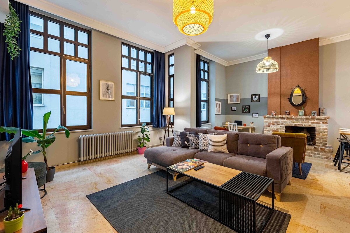 Stylish Galata Apt. A/C ★Fireplace★ 2 min to Sea