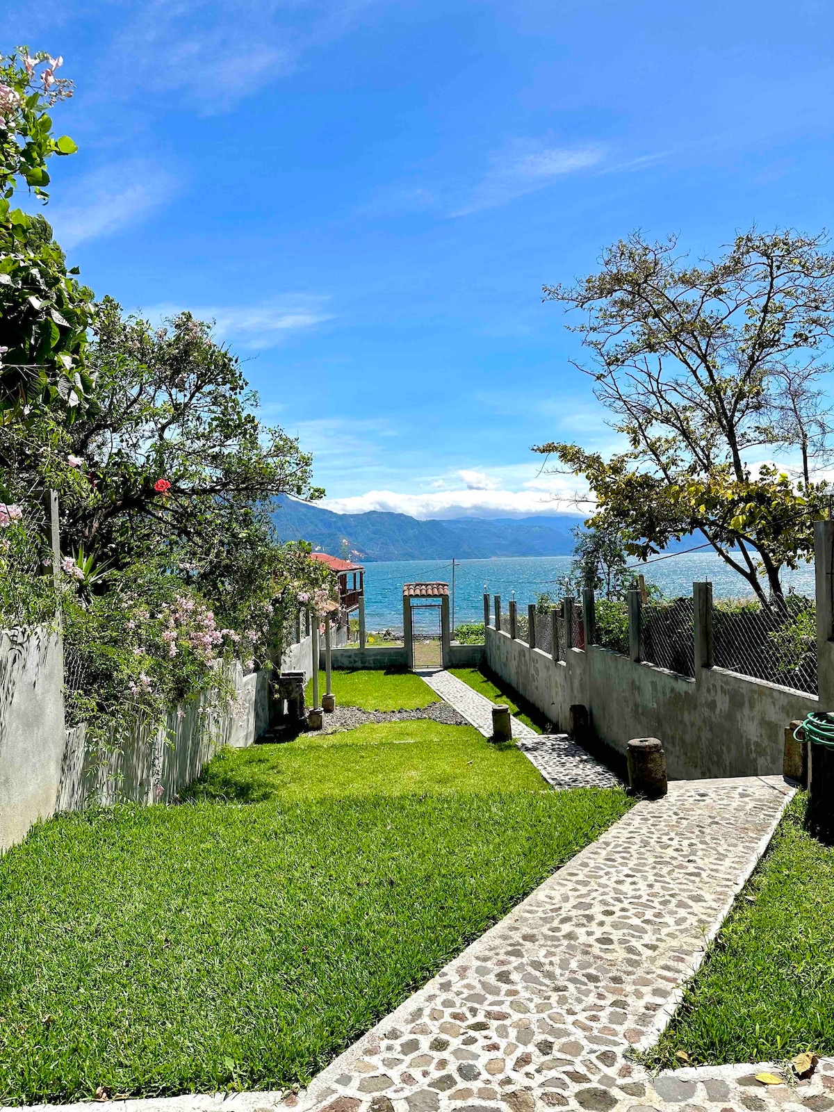 阿蒂特兰湖（ Lake Atitlán ）前面的休息屋， 3张床和2个卫生间