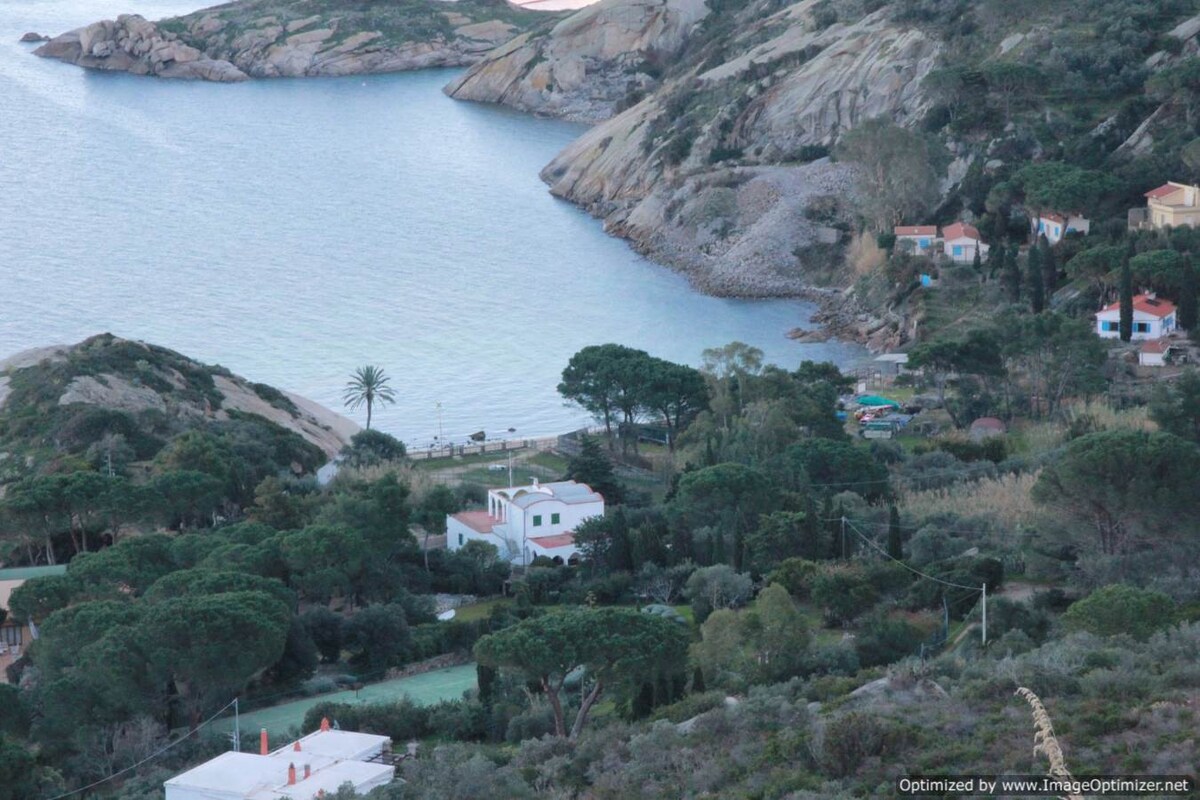 Piano Terra in Villa sul mare con campo da tennis