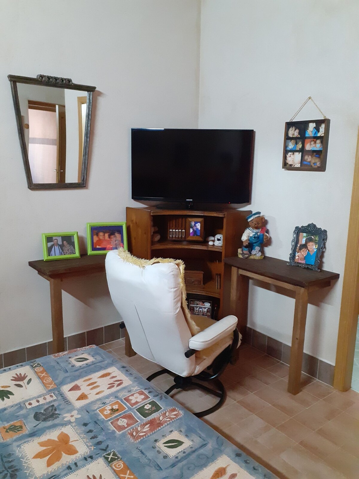 Habitación con baño y vestidor