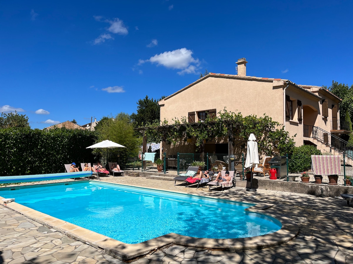 法国村庄带泳池的别墅