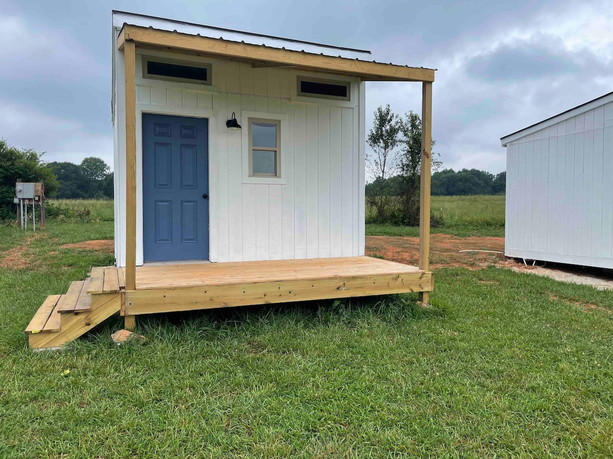 Delightful tiny house w/ horses