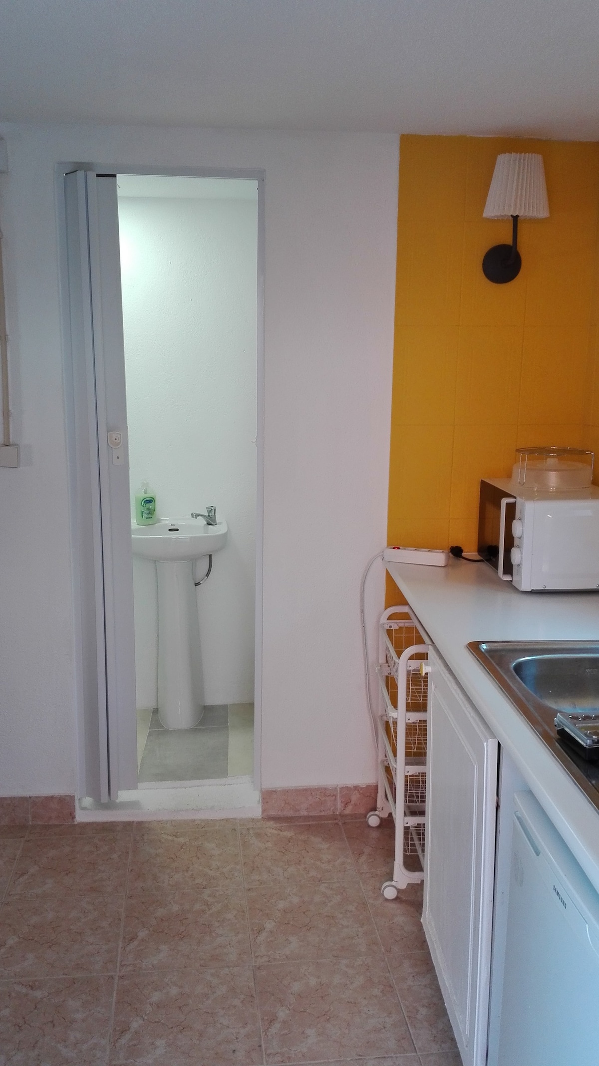 Annex with a double bed and private wc in Estoril