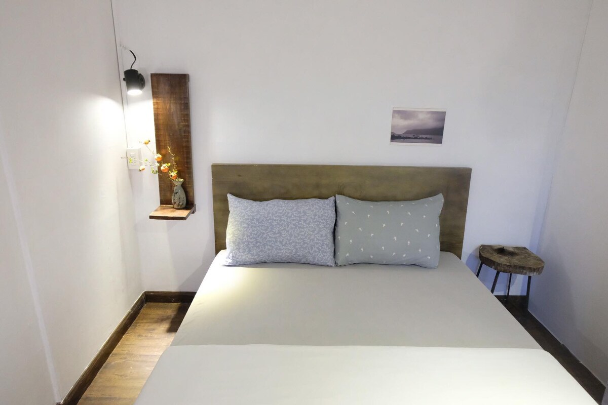 Di House-Room G2 ： 2张床，可供4人入住，距离市场1.3公里