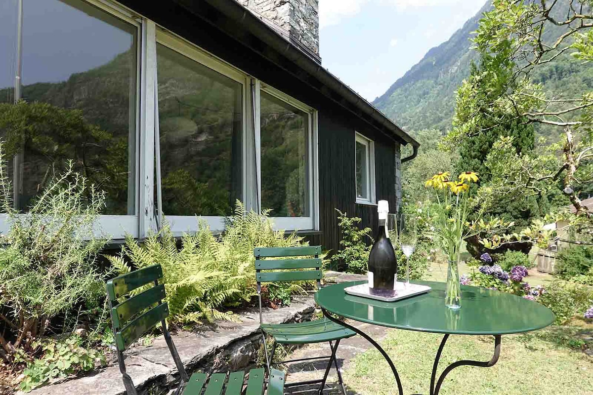 布莱尼奥谷（ Blenio Valley ）带花园座位的度假屋