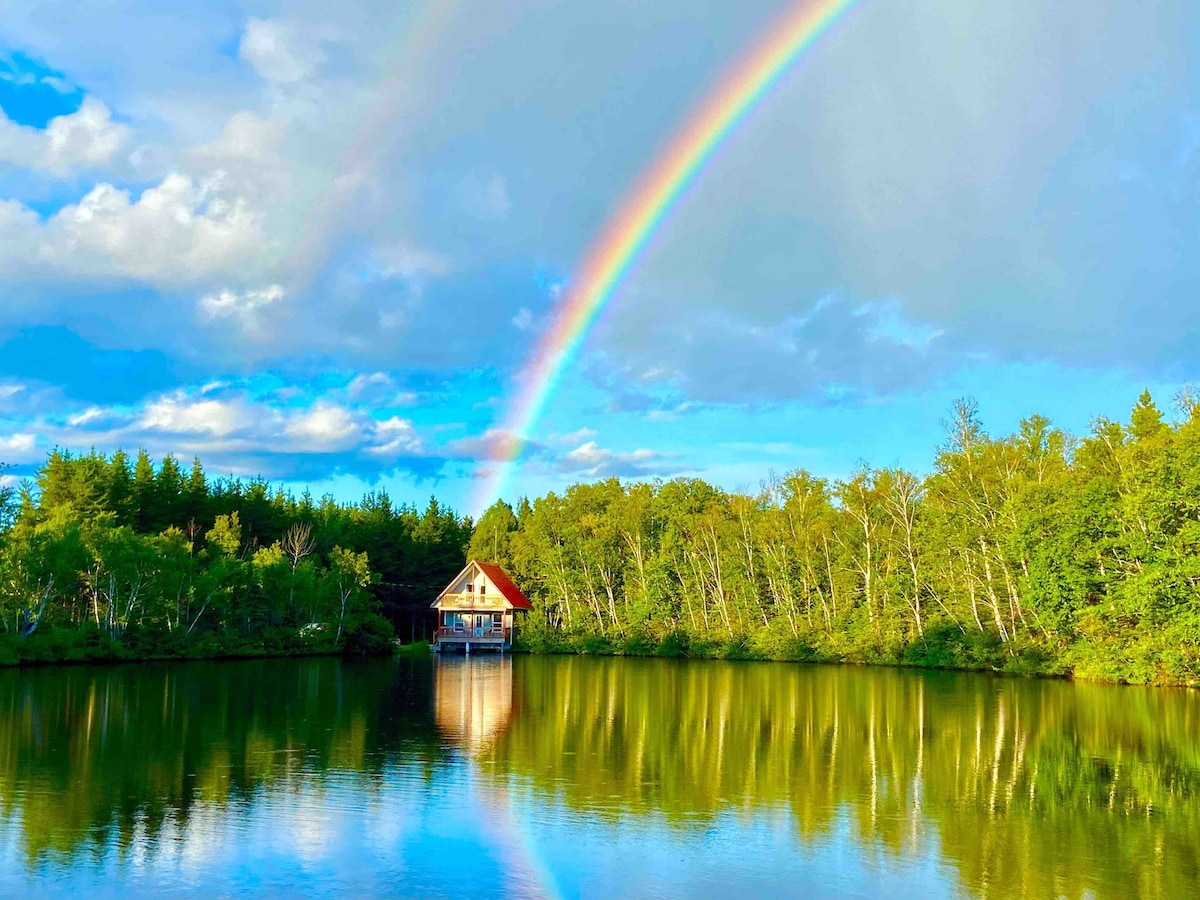 Chalet sur l 'eau, nature et paix à Baie St-Paul!