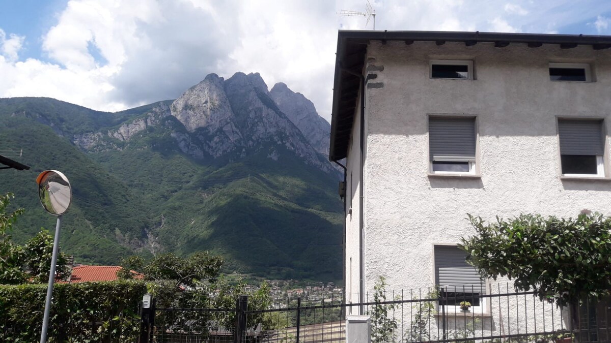 住宿位于Pizzo Badile山（ Mount Pizzo Badile ）下。