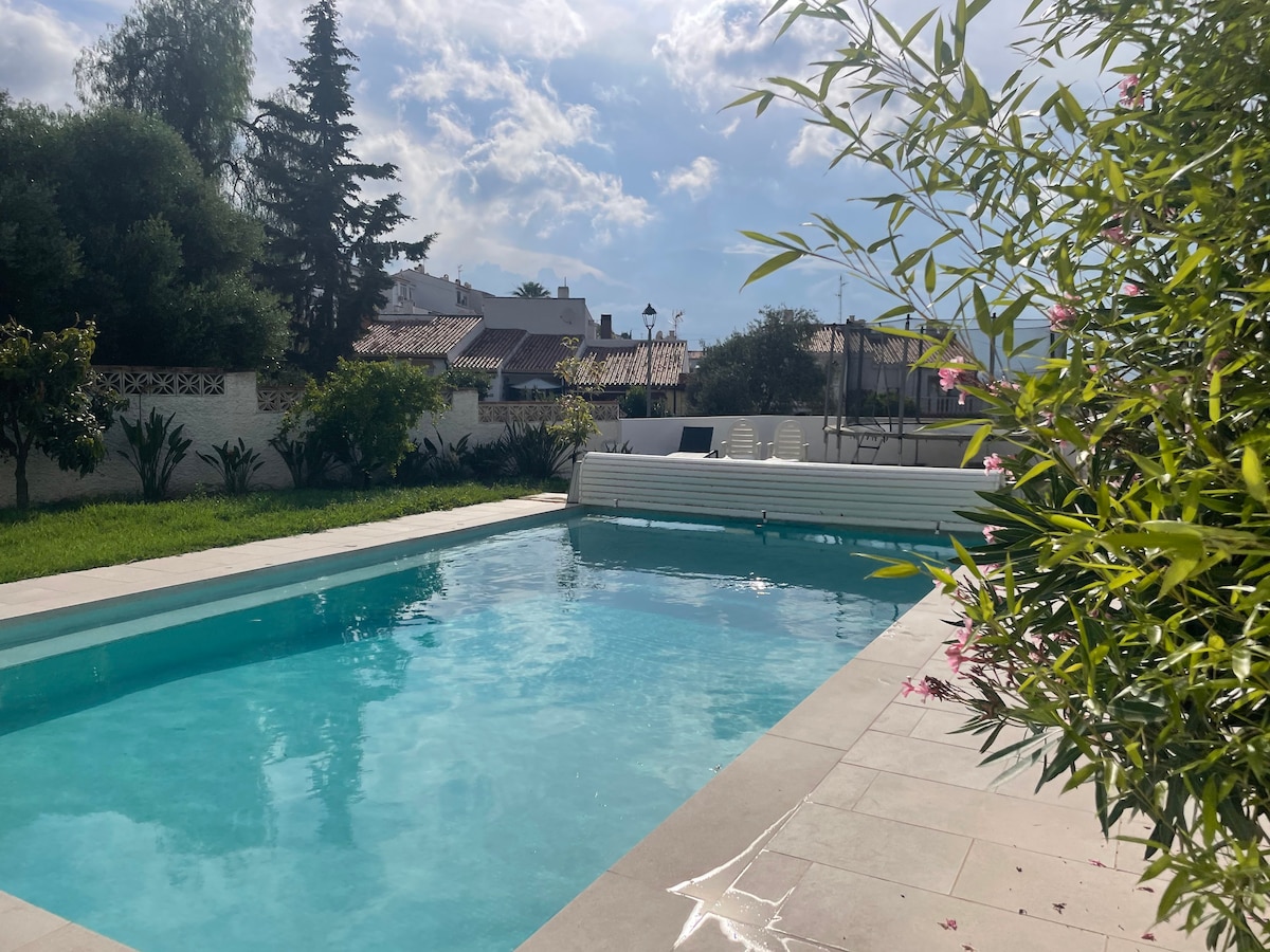 Quiet, cute house with a large pool near the beach