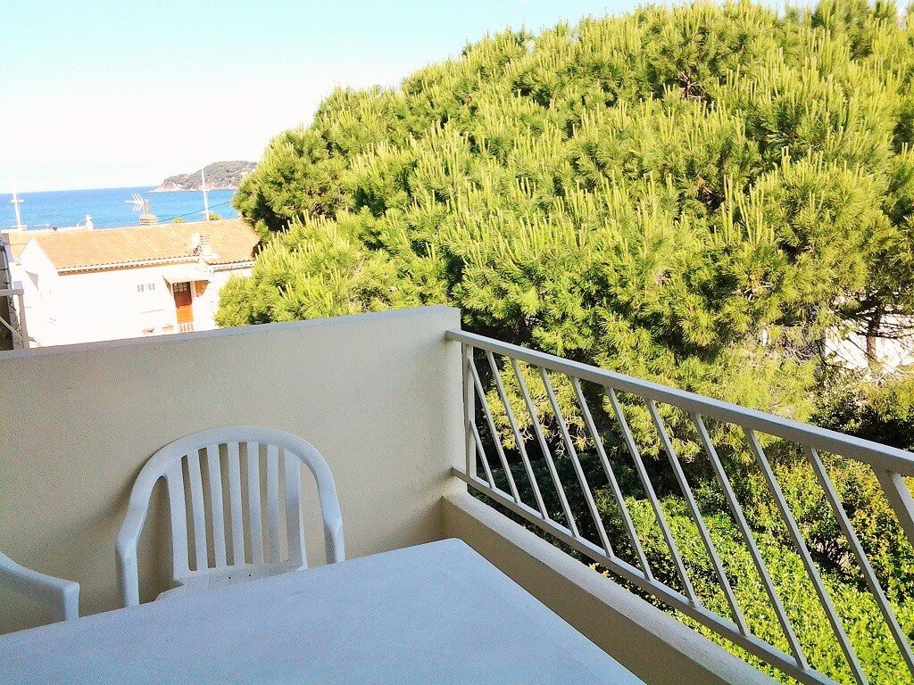 Sea view, 2 balconys, 80 m² , 2 bedrooms,150 m of beach