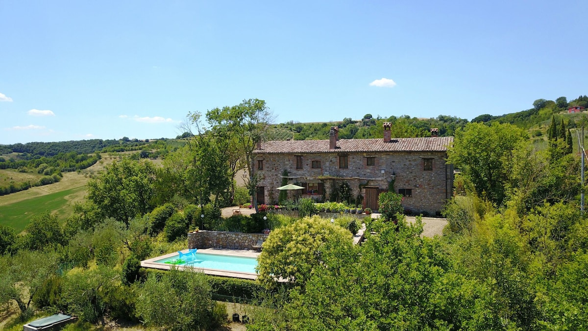 Casa dell 'Ulivo -带泳池和景观的山顶农舍