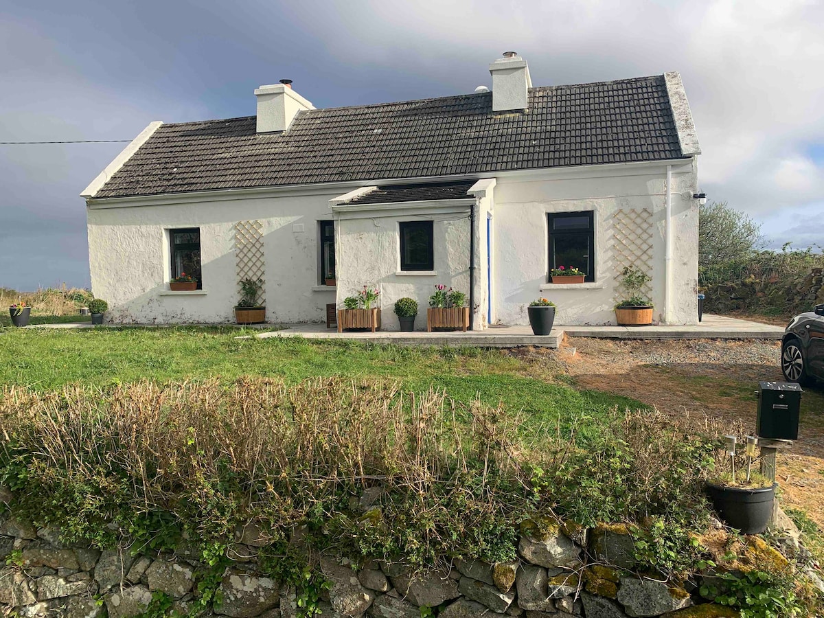 Traditional 2BD cottage. Come explore Connemara!