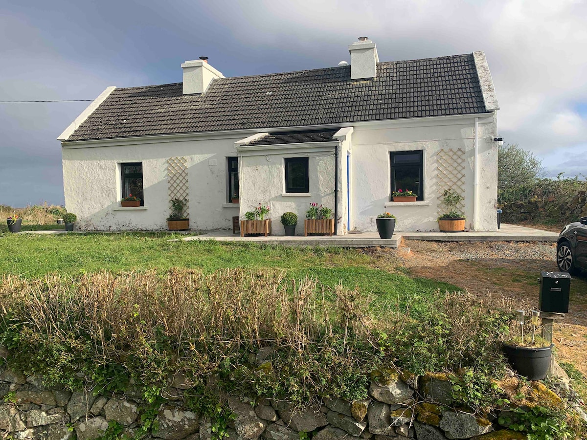 Traditional 2BD cottage. Come explore Connemara!