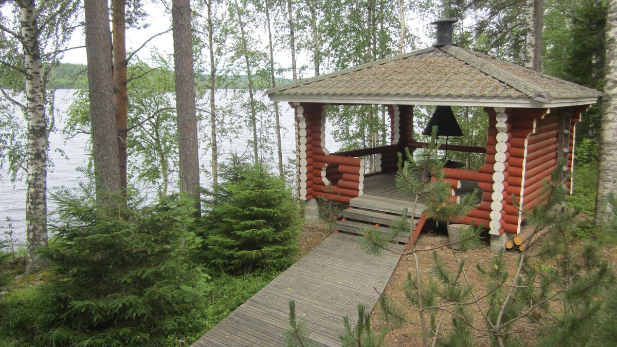 靠近湖泊的舒适小屋，配有桑拿房和烧烤屋