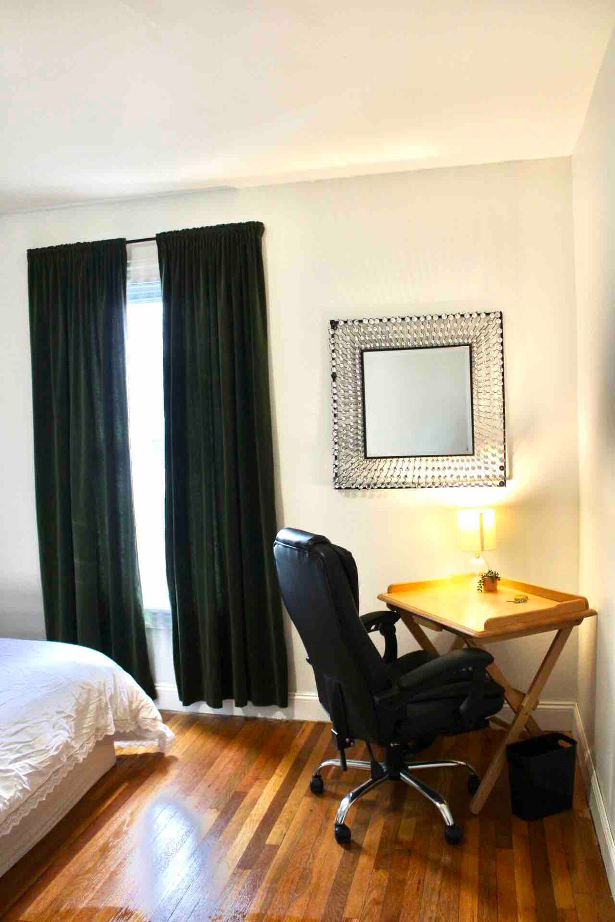 Spacious Guest Room - Close to Train