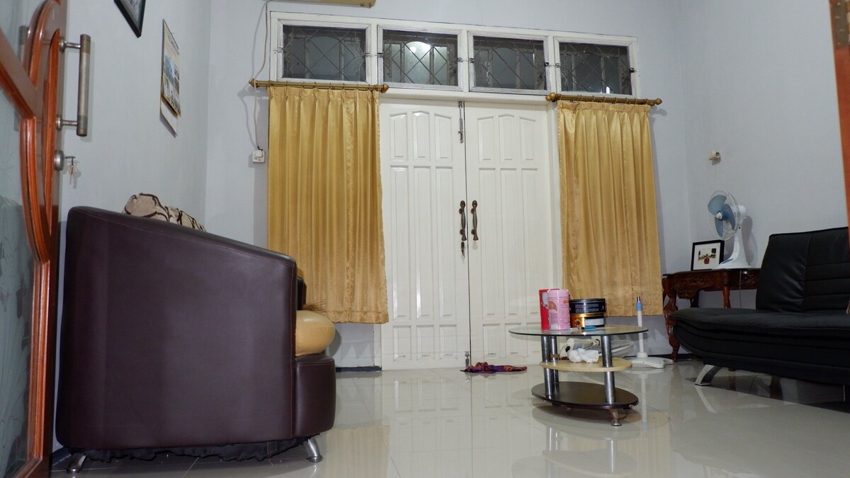 Cozy private room at central surabaya