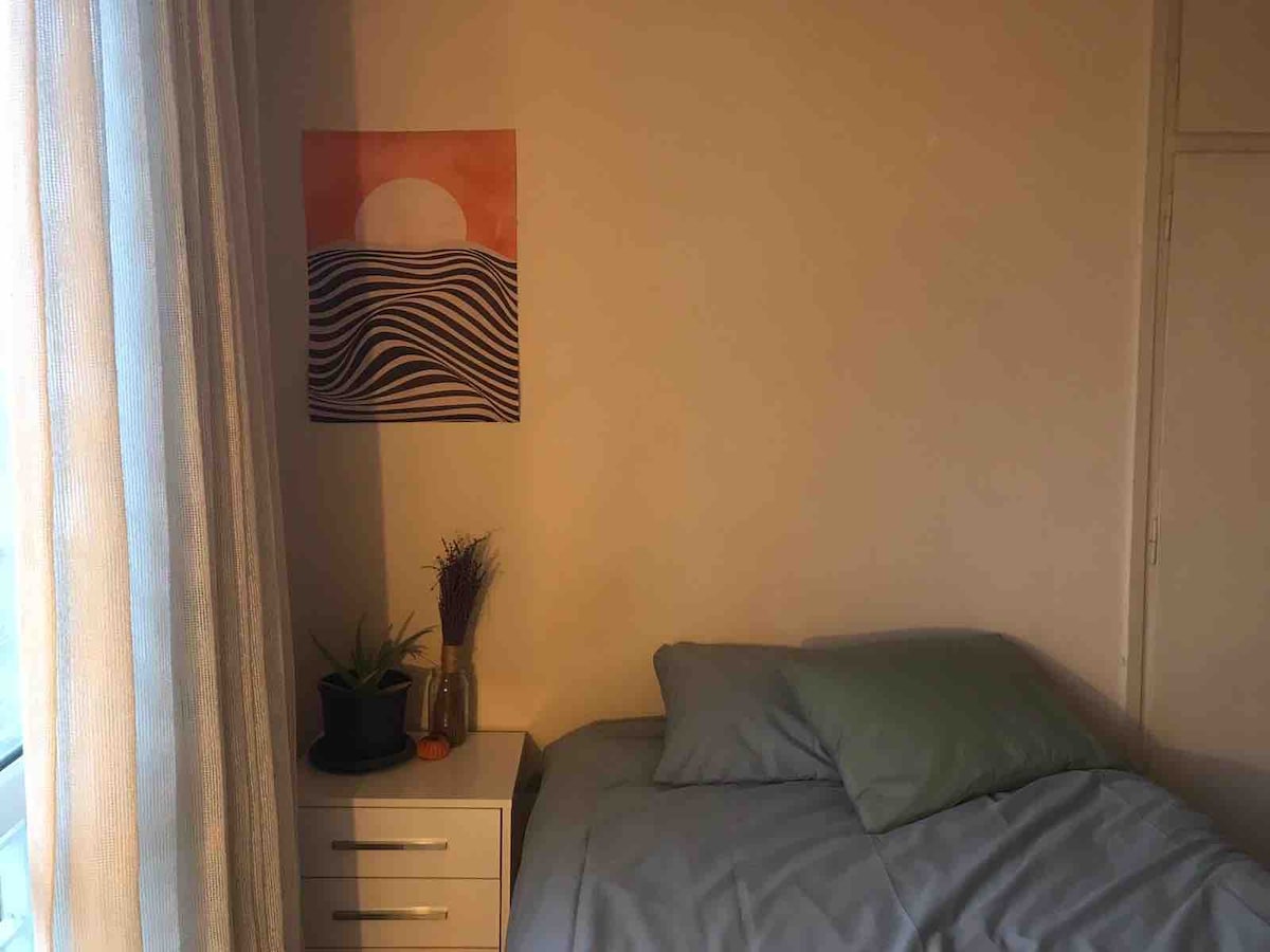 Sunny room in a artsy flat @ the hearth of Kadikoy