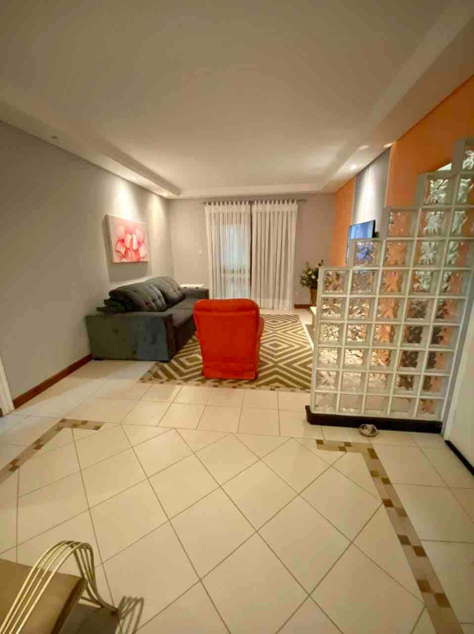 Apartamento  Central Amplo Com Sacada.